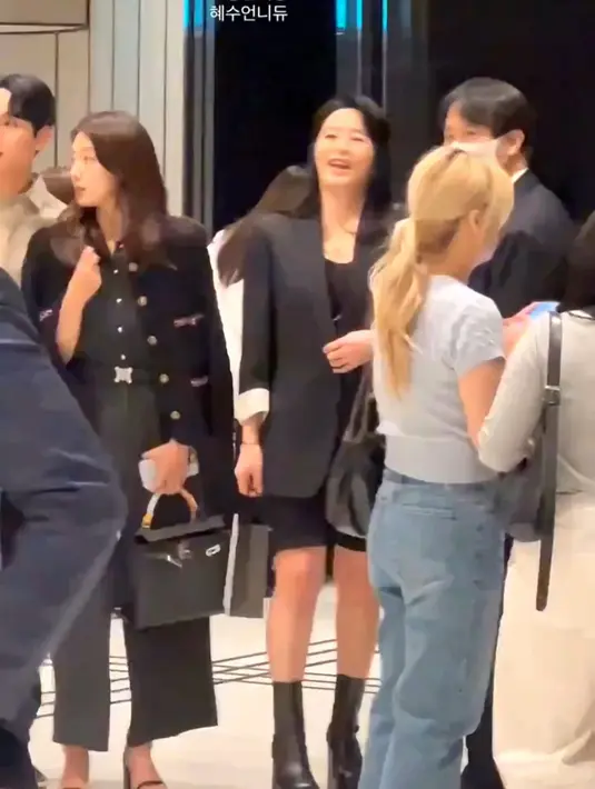<p>Dalam video yang disebar di media sosial, tampak Park Shin Hye memakai busana serba hitam, sementara di sampingnya berdiri sang suami, Choi Tae Joon yang mengenakan kemeja krem dipadukan celana hitam. (Foto: Twitter/ @moonliebe_)</p>