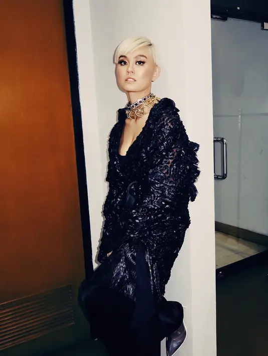 (Instagram/agnezmo)