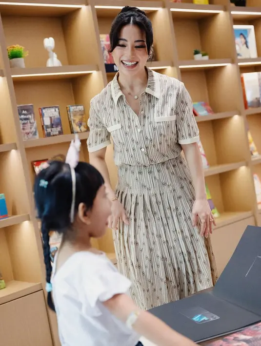 Cantiknya Nikita Willy mengenakan sebuah dress berkerah yang cantik dengan aksen pleats di bagian roknya dan dua kantung di bagian dada kanan-kiri. [Foto: Instagram/nikitawillyofficial94]