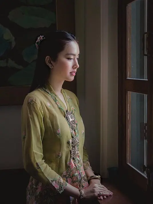 Nuansa khas kebaya encim dengan bordiran bunga dan daun juga jadi favorit Nong Poy. Sebagai kebaya Phuket Peranakan yang nyaman dan melestarikan budaya nenek moyang. [@poydtreechada]