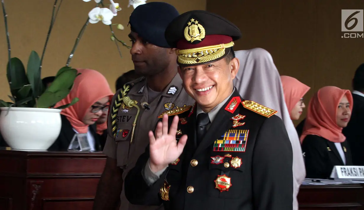 Kapolri Jenderal Pol Tito Karnavian tersenyum saat tiba menghadiri  Sidang Tahunan MPR, DPR dan DPD di Kompleks Parlemen, Senayan, Jakarta, Kamis, (16/8). Tema sidang tahunan kali ini Bhinneka Tunggal Ika. (Liputan6.com/Johan Tallo)