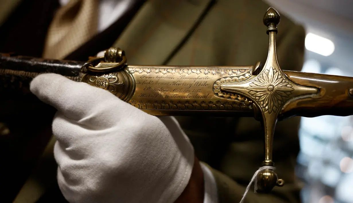 Pedang berikut sarungnya ini diperkirakan akan terjual antara GBP 30-50 ribu poundsterling (EUR 35-60 ribu euro, USD 38-65 ribu dolar). (BENJAMIN CREMEL/AFP)