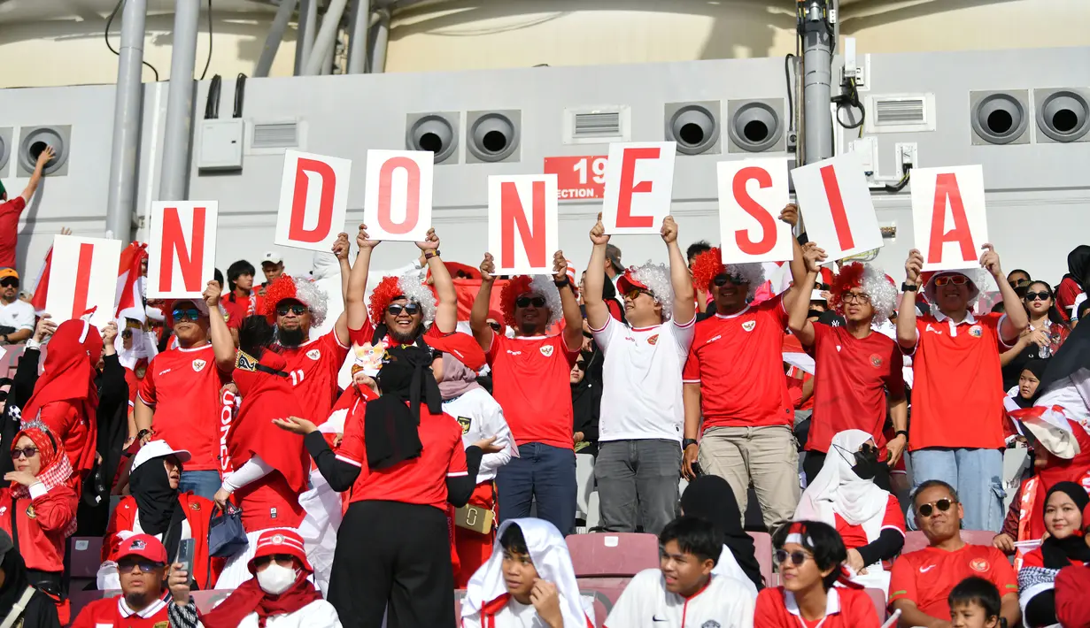 <p>Para suporter Indonesia memberi dukungan jelang dimulainya laga semifinal Piala Asia U-23 2024 antara Timnas Indonesia U-23 menghadapi Uzbekistan U-23 di Abdullah bin Khalifa Stadium, Doha, Qatar, Senin (29/4/2024). (AFC)</p>