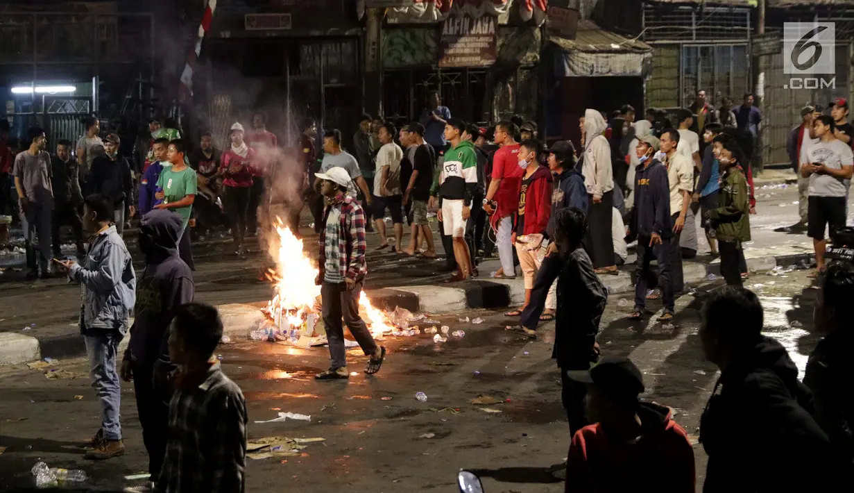 Massa berkumpul saat terjadi ricuh akibat unjuk rasa di sekitar jalan Pejompongan, Jakarta, Rabu (25/9/2019). Polisi menembakan gas air mata di kerumunan massa setelah unjuk rasa pelajar STM bentrok dengan aparat kepolisian dibelakang Gedung DPR/MPR. (Liputan6.com/Helmi Fithriansyah)