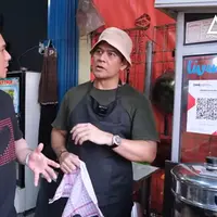 Jarang terlihat di layar kaca, aktor senior ini memutuskan jualan tahu bakso di pinggir jalan. Aris Kurniawan Yulianto namanya populer setelah bermain dalam sinetro Misteri Gunung Berapi sebagai Aji Basa Pamungkas. [Youtube/Afdhal Yusman]