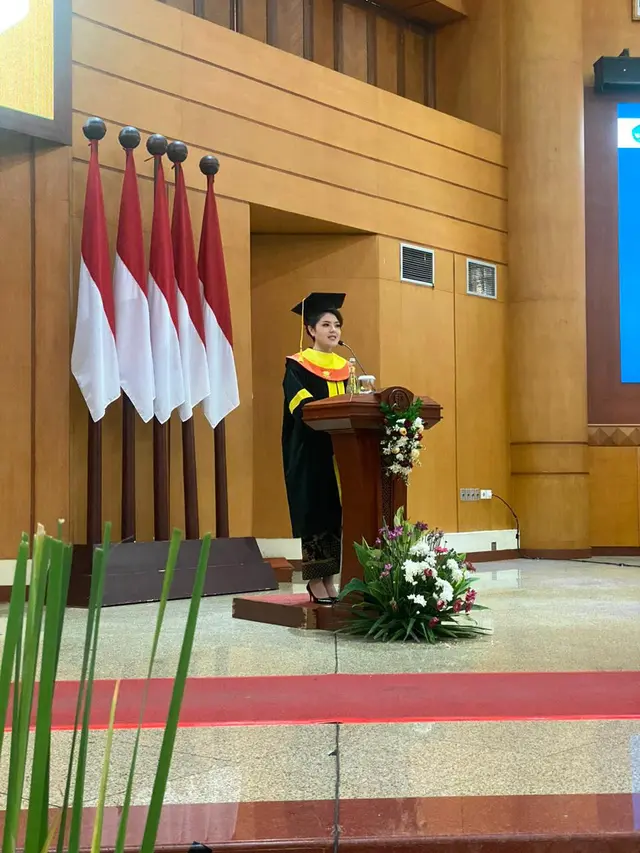 Tina Toon jalani wisuda sebagai Sarjana Hukum di Universitas Terbuka