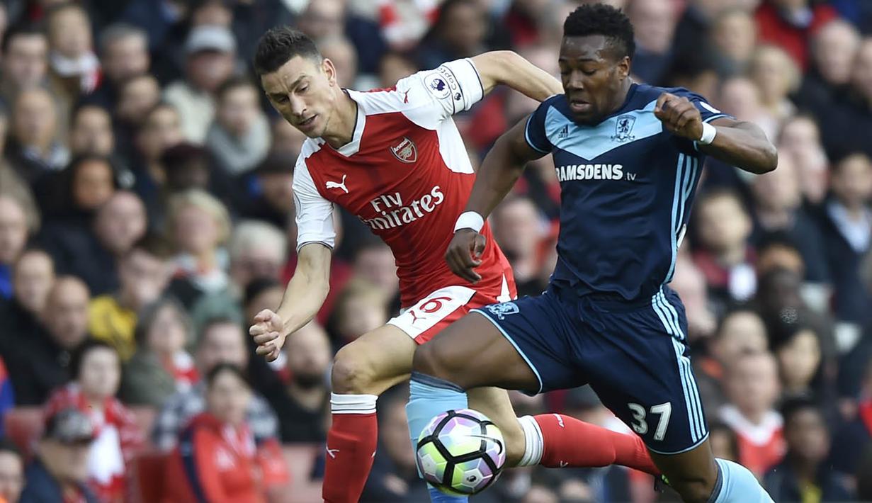 Gelandang Middlesbrough, Adama Traore, berebut bola dengan bek Arsenal, Laurent Koscielny, pada laga Premier League di Stadion Emirates, London, Sabtu (22/10/2016). (Reuters/Hannah McKay)