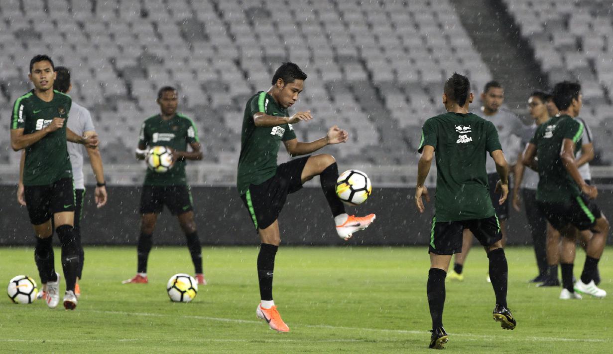 Pemain Timnas Indonesia, Evan Dimas, mengontrol bola saat latihan di SUGBK, Jakarta, Jumat (14/6). Latihan ini persiapan jelang laga persahabatan melawan Vanuatu. (Bola.com/Yoppy Renato)