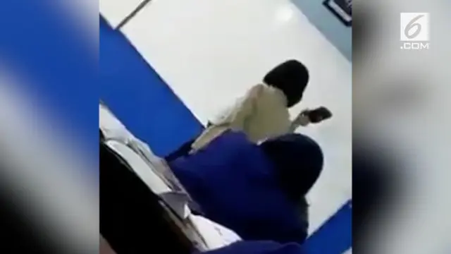 Beredar rekaman video seorang guru pukul murid di depan kelas.
