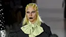 Dengan nuansa gotik era Victoria, Lady Gaga memakai riasan mata yang sangat unik, dengan maskara serta eyeliner tebal berwarna hitam. Ia juga memakai lipstik berwarna hitam yang kontras dengan kulitnya yang putih. (AFP/Bintang.com)
