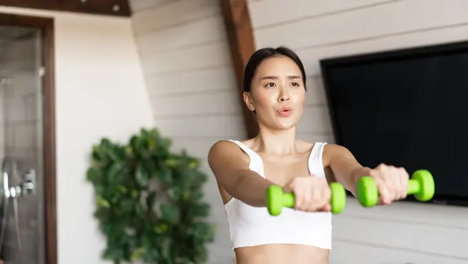 Manfaatkan waktu untuk melakukan aktivitas olahraga ringan yang disesuaikan dengan kemampuan diri