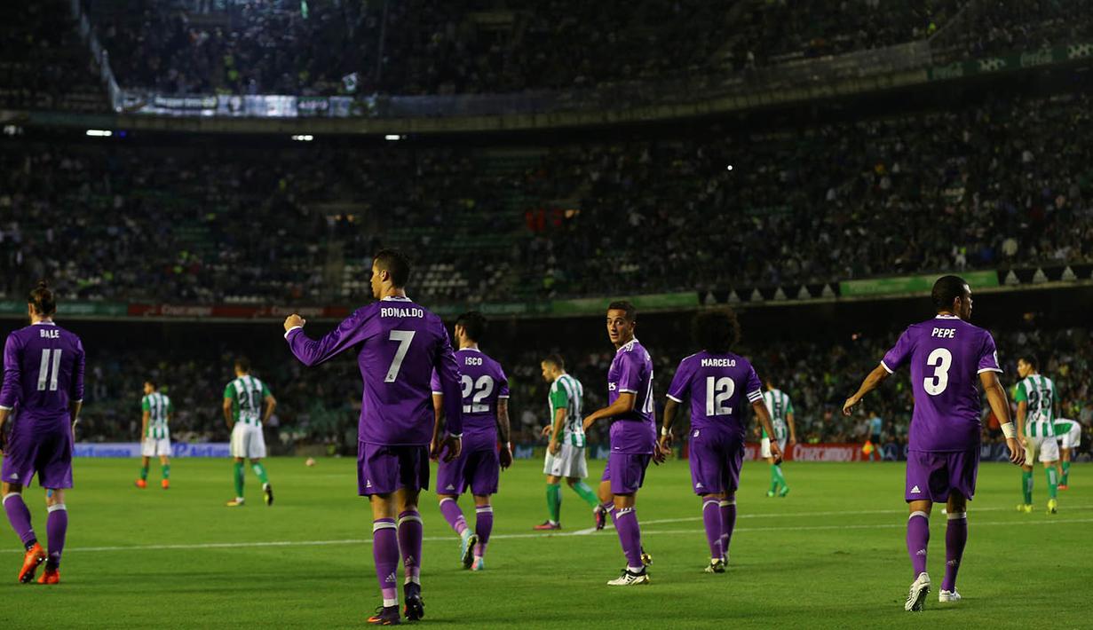 Para pemain Real Madrid merayakan keberhasilan menaklukkan Real Betis pada laga La Liga di Stadion Benito Vilamarin, Seville, Minggu (15/10/2016). Madrid menang 6-1 atas Betis. (Reuters/Marcelo Del Pozo)