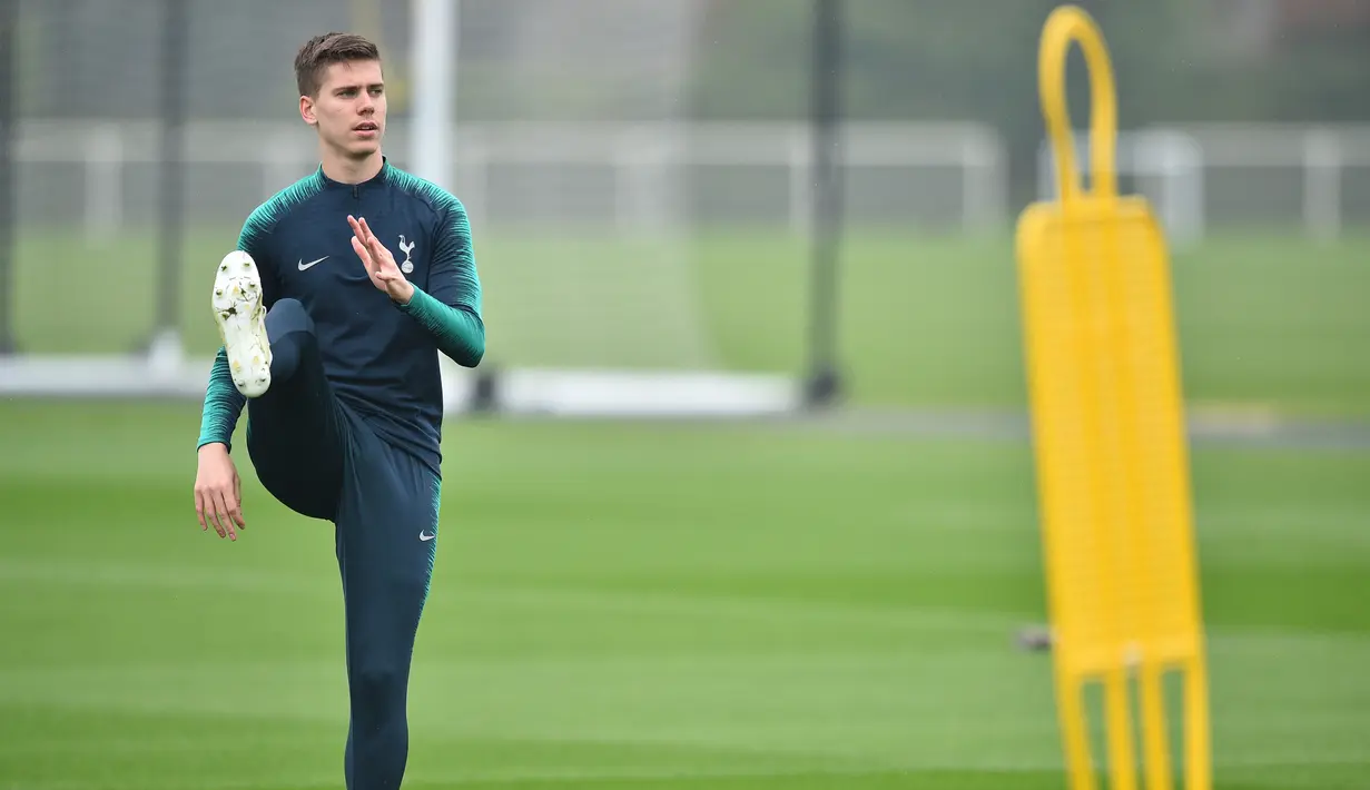 Bek Tottenham Hotspur, Juan Foyth melakukan pemanasan selama sesi latihan tim di London, Inggris (8/4). Tottenham akan bertanding melawan Manchester City pada leg pertama babak perempatfinal Liga Champions di Stadion Tottenham Hotspur. (AFP Photo/Glyn Kirk)