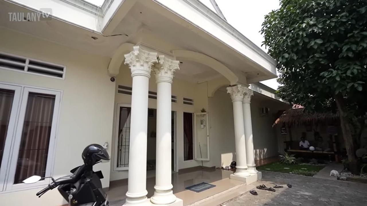 Tak Tersorot, Potret Rumah Habib Ja'far yang Sederhana Bernuansa Putih - Koleksi Ribuan Buku Disorot