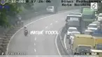 Akibat takut ditilang polisi lantaran tak pakai helm saat berboncengan, dua pemotor nekat melarikan diri ke jalan tol. Kejadian ini diparodikan dalam lagu 'Sayur Kol'.
