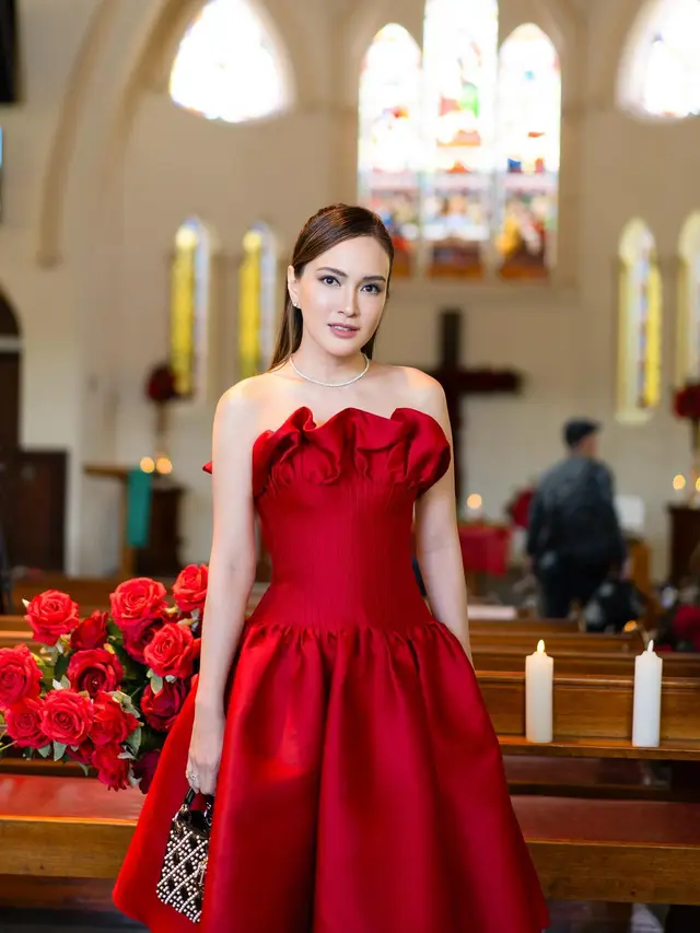 7 Potret Shandy Aulia Jadi Bridesmaid dengan Dress Merah Ini Tampil Curi Perhatian