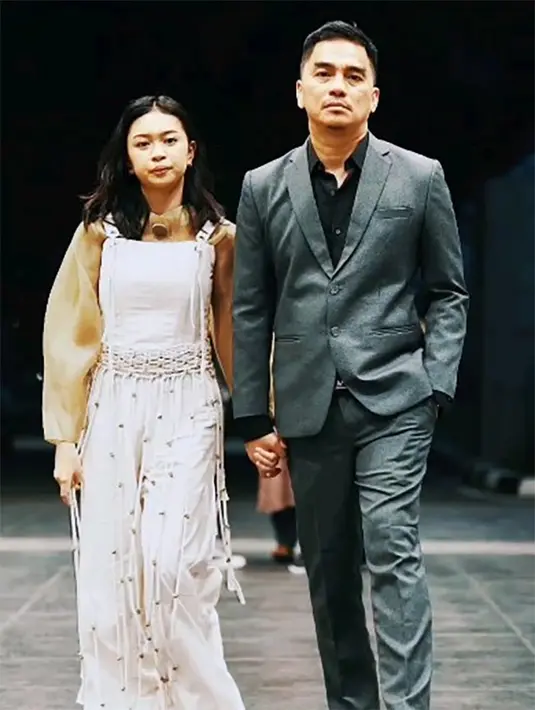 "Itu parah-parahnya album ke dua. Album pertama rada lumayan, sampai pada akhirnya gua bikin Demi Waktu itu di album ketiga," ujar Enda Ungu  dilansir dari kanal Youtube Menjadi Manusia. [Instagram/mr_enda_ungu]