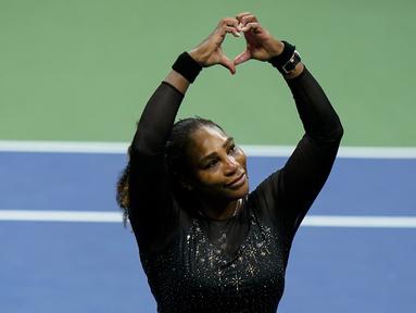 Petenis Amerika Serikat, Serena Williams memberi isyarat kepada para penggemar setelah kalah dari Ajla Tomljanovic dari Austrailia pada putaran ketiga kejuaraan tenis AS Terbuka di New York (2/9/2022). Serena Williams kalah dari Ajla Tomljanovi 5-7, 7-6 (4), 1-6. (AP Photo/Frank Franklin II)
