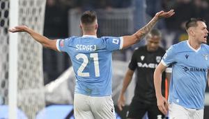 Pada awal babak kedua Lazio langsung tampil agresif dan sukses mencetak dua gol hanya dalam waktu 6 menit. Gol pertama dicetak pada menit ke-51 lewat Pedro dan yang kedua sekaligus menyamakan skor 3-3 dicetak Sergej Milinkovic-Savic pada menit ke-57. (AP/Gregorio Borgia)