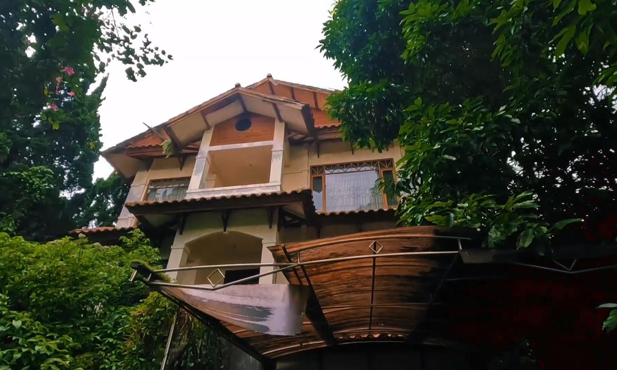 5 Potret Rumah Masa Kecil Ariel Noah yang Terbengkalai, Bangunan 3 Lantai Tawarkan Pemandangan Bandung nan Indah