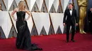 Leonardo DiCaprio, nominator kategori Best Actor, ketika mengamati Kate Winslet, nominator kategori Best Supporting Actress, yang tengah berpose di red carpet Piala Oscar 2016 di Dolby Theatre, Hollywood, California, Minggu (28/2) (REUTERS/Lucy Nicholson)