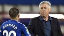 Pelatih Everton, Carlo Ancelotti, berbincang dengan pemainnya usai menang atas Salford City pada laga Piala Inggris di Stadion Goodison Park, Kamis (17/9/2020) dini hari WIB. Everton menang 3-0 atas Salford City. (AFP/Peter Powell/pool)