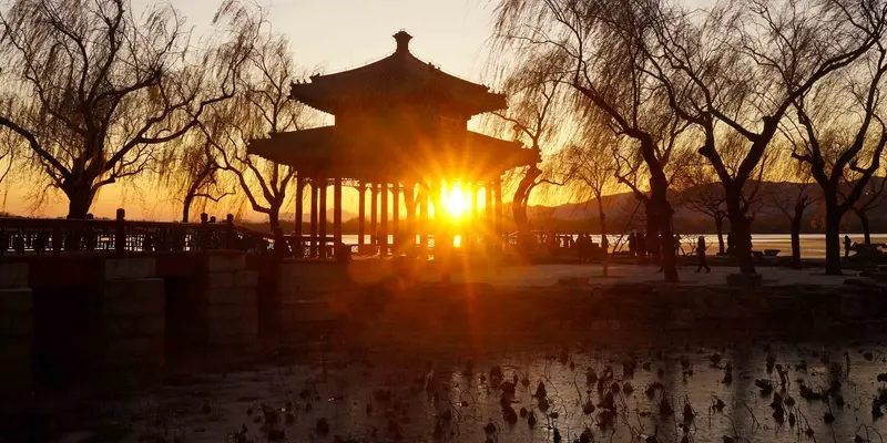 Matahari Terbenam di Istana Musim Panas Beijing