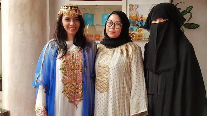 Amelia Ayu Kinanti (Kiri) dan dua wisatawan asal Indonesia mencoba beragam busana wanita Arab. (copyright: Amelia Ayu Kinanti/Vemale)