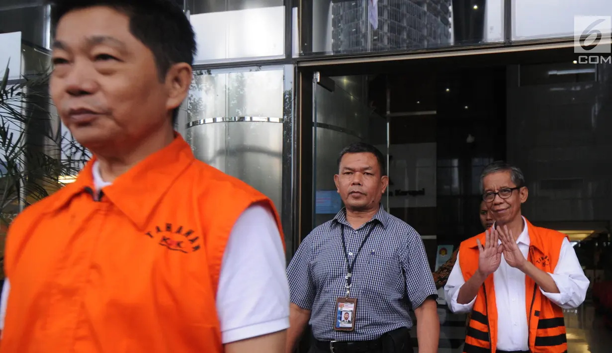 Dua tersangka Kepala KPP Pratama Ambon La Masikamba (belakang) dan pemilik CV AT, Anthony Liando memakai rompi tahanan usai menjani pemeriksaan perdana pasca ditahan di gedung KPK, Jakarta, Rabu (31/10). (Merdeka.com/Dwi Narwoko)