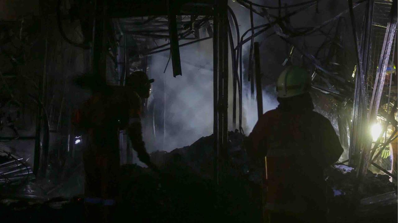 FOTO: Api Lahap Pasar Taman Puring, 500 Kios Hangus Terbakar