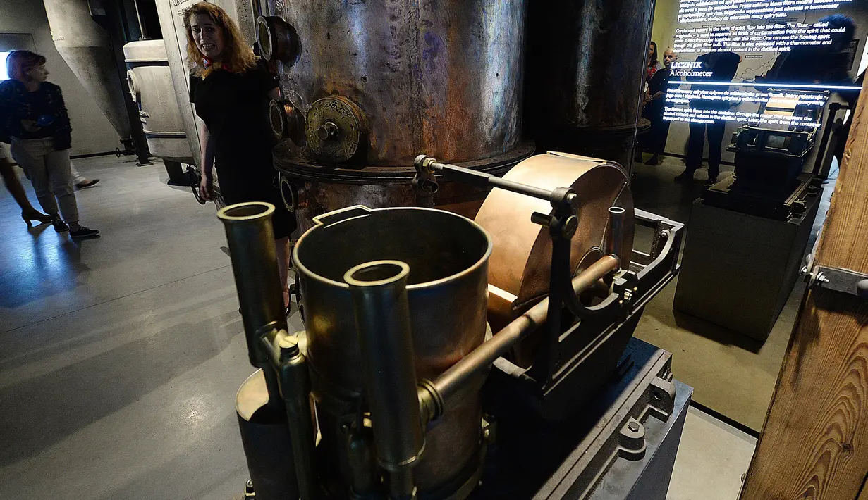 Pengunjung berdiri dekat peralatan membuat vodka di Museum Vodka yang baru akan dibuka di Warsawa, Rabu (6/6). Museum ini didedikasikan untuk vodka Polandia, sebuah tradisi nasional yang telah berlangsung lebih dari 500 tahun. (AP/Czarek Sokolowski)