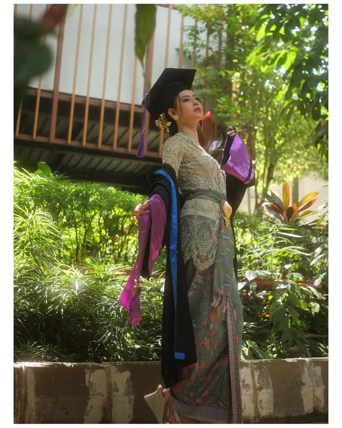 6 Seleb Wanita Wisuda Pakai Kebaya di Sepanjang Tahun 2025, Inspirasi Gaya