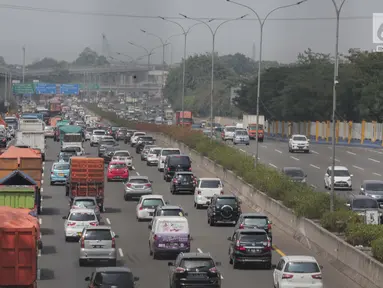Sejumlah kendaraan terjebak kemacetan di Tol Jagorawi, Jakarta, Sabtu (6/7/2019). Direktur Eksekutif KPPB Ahmad Safruddin menilai pembatasan kendaraan pribadi melintas di ruas-ruas tertentu perlu diintensifkan untuk membantu mengurangi polusi udara. (Liputan6.com/Faizal Fanani)