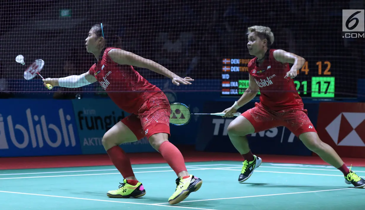 Ganda putri Indonesia, Greysia Polii/Apriyani Rahayu mengembalikan kok ke arah Maiken Fruergaard/Sara Thygesen (Denmark) pada babak pertama Indonesia Open 2018 di Istora GBK Jakarta, Selasa (3/7). Greysia/Apriyani unggul. (Liputan6.com/Helmi Fithriansyah)