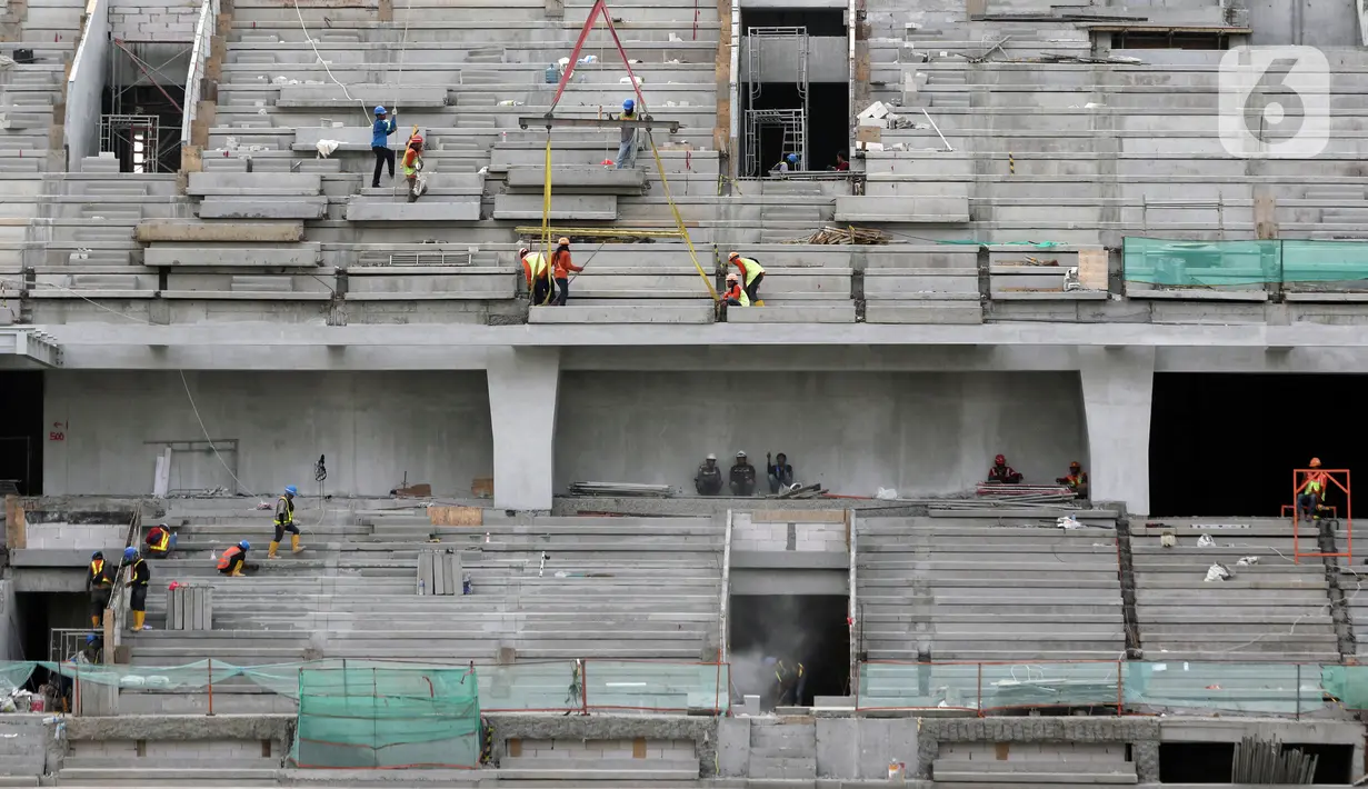 Aktivitas pekerja di area pembangunan Jakarta International Stadium (JIS), Selasa (9/11/2021). Hingga minggu ke-114, progres pembangunan Jakarta International Stadium telah mencapai 81,60 persen dan ditarget selesai pada Desember 2021. (Liputan6.com/Helmi Fithriansyah)