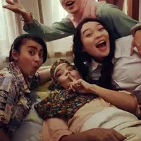 "Kadang-kadang saya ngebanyol saja. Kayak misalkan dia takut mati, saya bilang, 'Duluan gue yang mati daripada lu, ngapain takut.' Seperti itu lah," ujar Andi Hilmi, ditemui di RSCM, Jakarta, Rabu, (5/4) dilansir dari Liputan6. (Instagram/irensukardi)