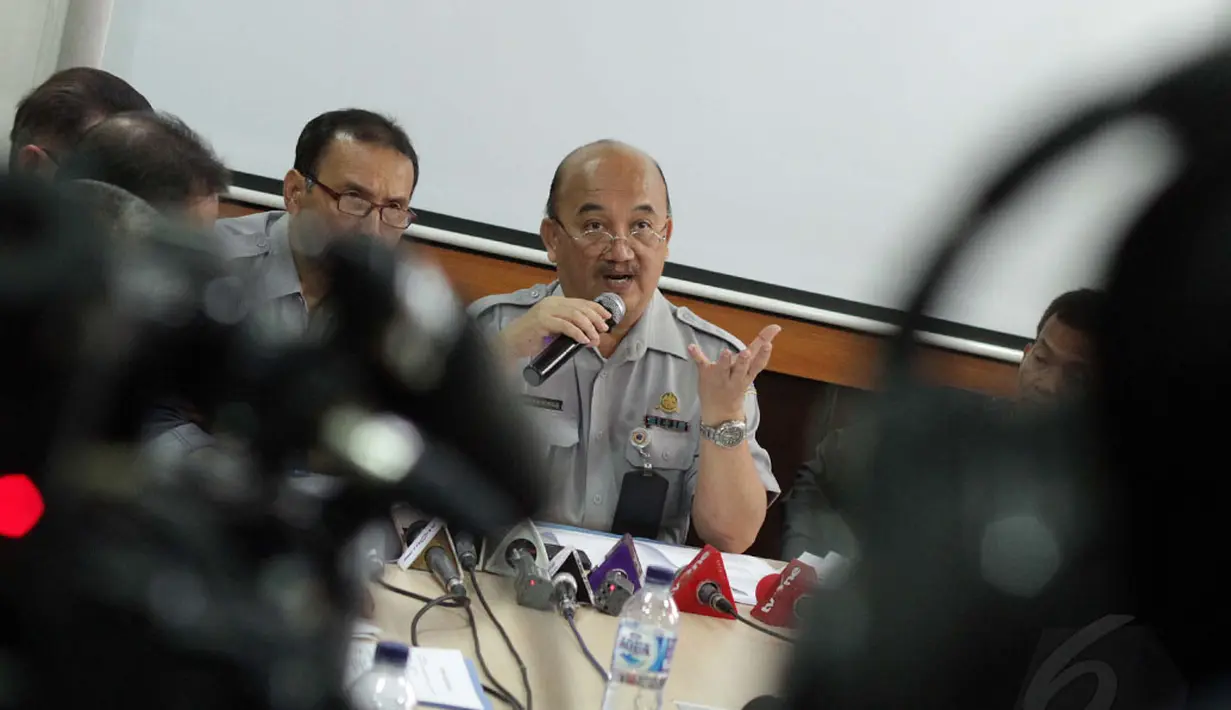 PLT Dirjen Perhubungan Udara Djoko Murjatmojo memaparkan hilangnya maskapai AirAsia QZ8501 di Gedung Otoritas Bandara Udara, Jakarta, Minggu (28/12/2014). (Liputan6.com/Faizal Fanani)