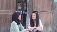 Raline Shah sedang mengobrol dengan seorang nenek di depan warung di Yogyakarta (dok. Instagram @ralineshah/https://www.instagram.com/p/BxAbM4bgNs-//Fairuz Fildzah)