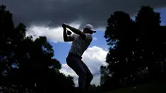 Pegolf Irlandia Utara, Rory McIlroy melakukan pukulan tee-nya pada hole kesembilan pada putaran pertama turnamen Golf Masters 2024 di Augusta National Golf Club, Agusta, Georgia, Kamis (11/04/2024). (AP Photo/Matt Slocum)