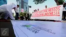 Warga menandatangani spanduk Relawan Komunitas Peduli ASEAN di Jakarta, Minggu (13/3/2016). Relawan ini mengajak masyarakat menggunakan kaos bergambar tentang ke-Indonesia-an dan memposting ke seluruh media sosial. (Liputan6.com/Helmi Fithriansyah)