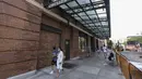 Orang-orang berjalan melewati Pasar Chelsea di New York, Amerika Serikat, 7 September 2020. Sebagian toko katering dan retail di Pasar Chelsea telah kembali beroperasi di tengah pandemi COVID-19. (Xinhua/Wang Ying)