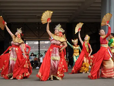 Jelang tampil pada penutupan Asian Games 2014, sejumlah penari melakukan sesi latihan di Stadion GBK, Jakarta, (29/9/2014). (Liputan6.com/Helmi Fithriansyah)