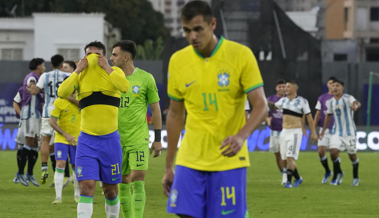 Ekspresi kecewa para pemain Timnas Brasil U-23 setelah takluk 0-1 dari Argentina U-23 pada laga Kualifikasi Olimpiade Paris 2024 Zona Conmebol di Brigido Iriarte Stadium, Caracas, Venezuela, Minggu (11/2/2024). (AP Photo/Matias Delacroix)