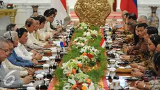 Suasana pertemuan birateral di Istana Merdeka, Jakarta, Jumat (9/9). Pertemuan tersebut diantaranya membahas isu terkait keamanan laut serta kasus masyarakat Indonesia yang menggunakan kouta haji dari Filipina. (Liputan6.com/Faizal Fanani)
