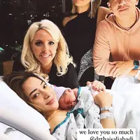 Nikita pun berpose dengan dokter yang membantu persalinya di rumah sakit Rumah sakit Cedars-Sinai, Amerika Serikat. Postingan yang diunggah dokter tersebut pun dibanjiri komen dari selebritis dunia, dari Kylie Jenner hingga Khloe Kardashian. @nikitawillyofficial94