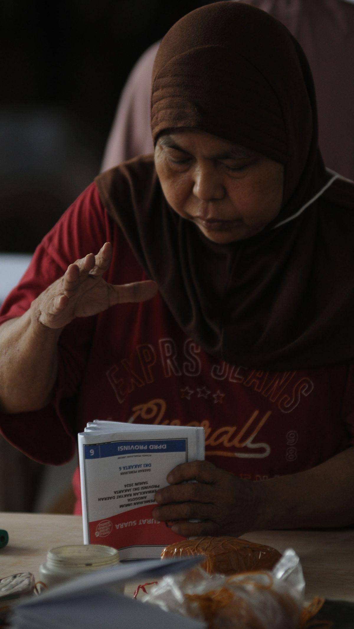 KPU Jakarta Timur menargetkan surat suara DPRD DKI Jakarta ini dapat didistribusikan ke tingkat kecamatan pada&nbsp;akhir Januari 2024.