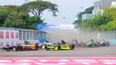 Pembalap tim Kiro Racing, Dan Ticktum (ketiga kiri) memacu mobilnya saat ajang Jakarta E-Prix 2025 yang berlangsung di Jakarta International ePrix Circuit, Ancol, Sabtu (21/6/2025). (Bola.com/M Iqbal Ichsan)