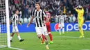 Pemain Juventus, Mario Mandzukic merayakan golnya saat melawan Olympiakos pada laga grup D Liga Champions di Allianz stadium, Turin, (27/9/2017). Juventus menang 2-0. (Alessandro Di Marco/ANSA via AP)