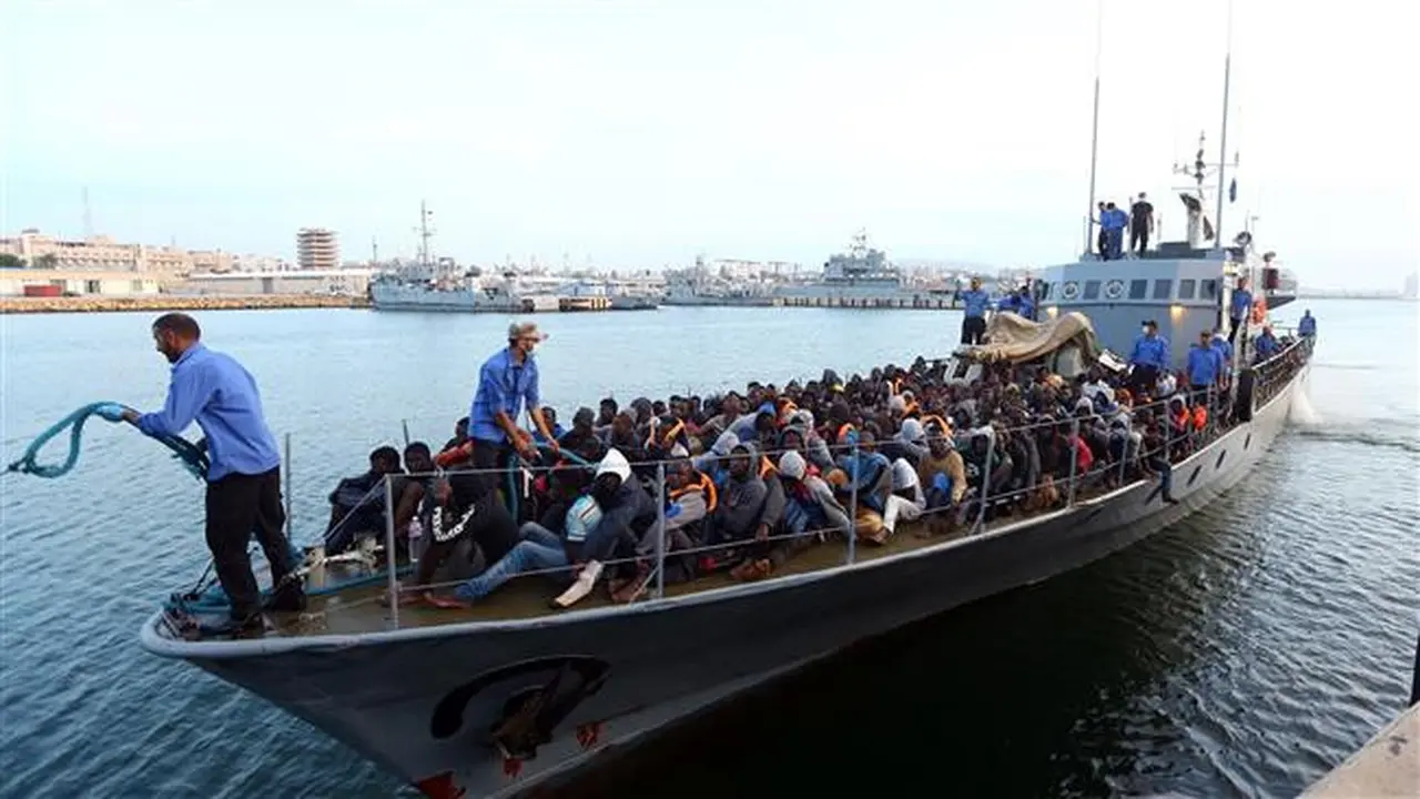 Pengungsi ilegal yang dicegat oleh penjaga pantai Libya saat hendak menyeberang daratan Eropa (AFP)