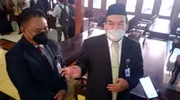 Gus Arief  nalika diwawancarai karo kru media ing Pendopo DPRD Kabupaten Blora. (Liputan6.com/Ahmad Adirin)